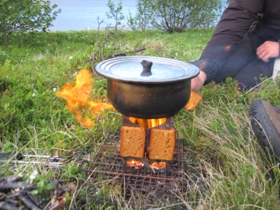 Les parois du réchaud à bois sont utilisées comme grille-pain. Ca marche très bien :-)