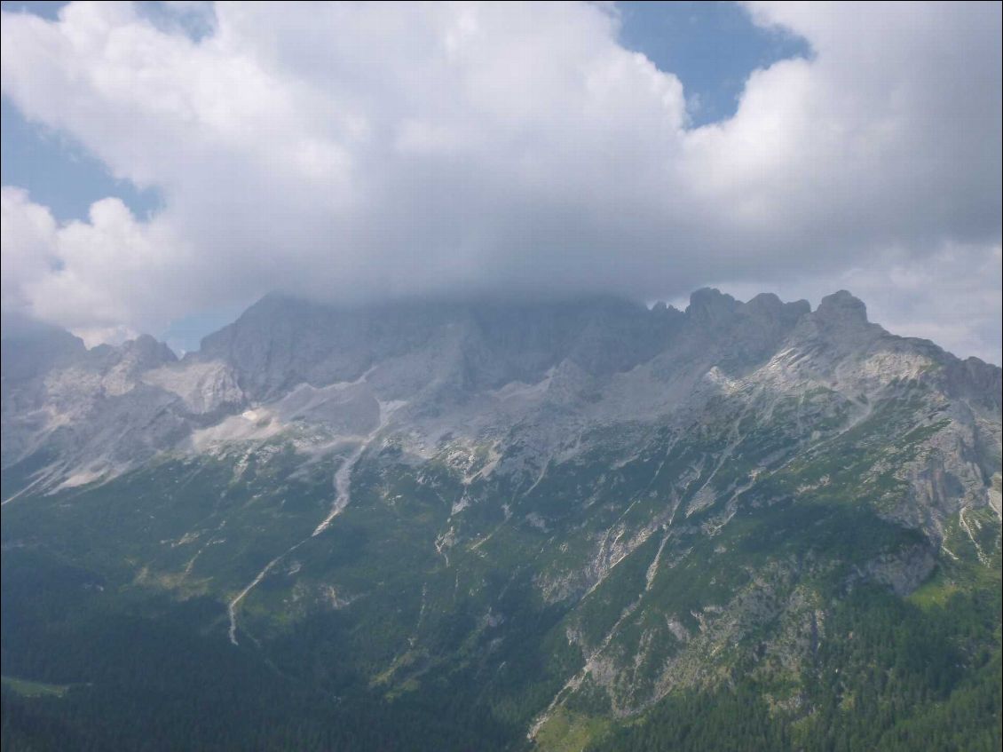 Le sommet de la Civetta bien pris dans les nuages.