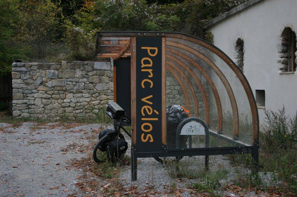 Le « parc vélos » de Charance a été construit par les élèves du lycée professionnel Alpes et Durance à Embrun.