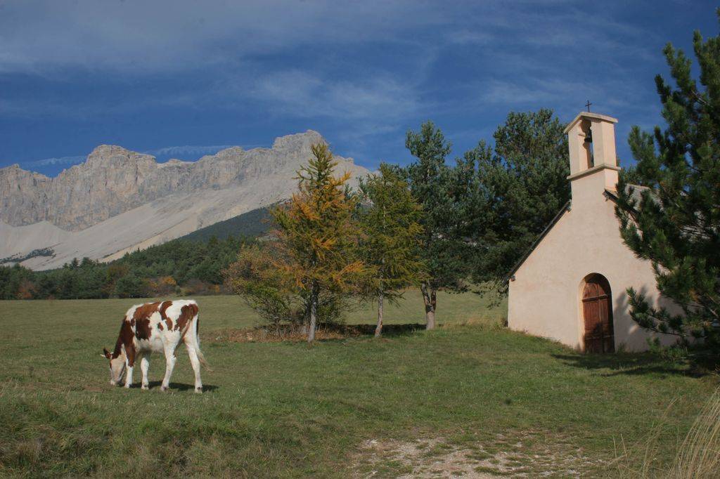 La chapelle du hameau de la Montagne, au pied de la crête des Bergers et de la Tête des Pras Arnaud.