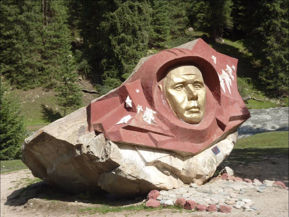 Buste de Youri Gagarine, le premier homme dans l'espace, qui aimait à venir en villégiature sur les bords du lac Issik Kul