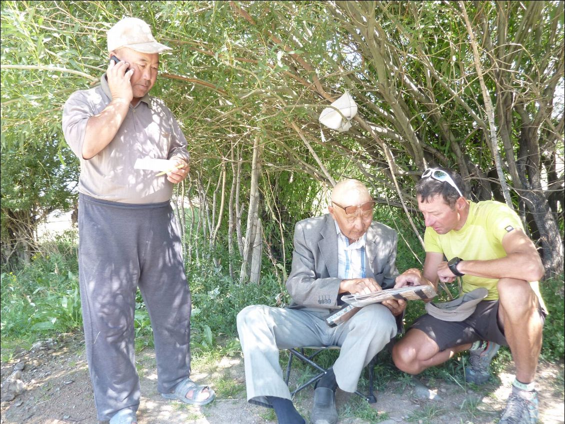 Grande discussion (en kirghize...) autour de la carte