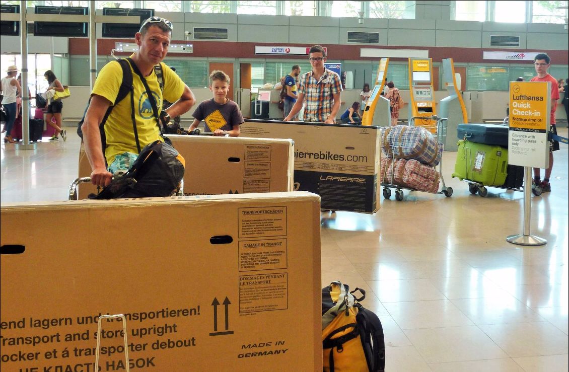 Aéroport de Marseille-Marignane - 5 cartons à vélo, 3 valises et 2 gros sacs, c'est sûr qu'on tient de la place...! Sourire un peu tendu de Monsieur, cependant ("dans quelle galère nous a-t-elle encore embarqués ???")