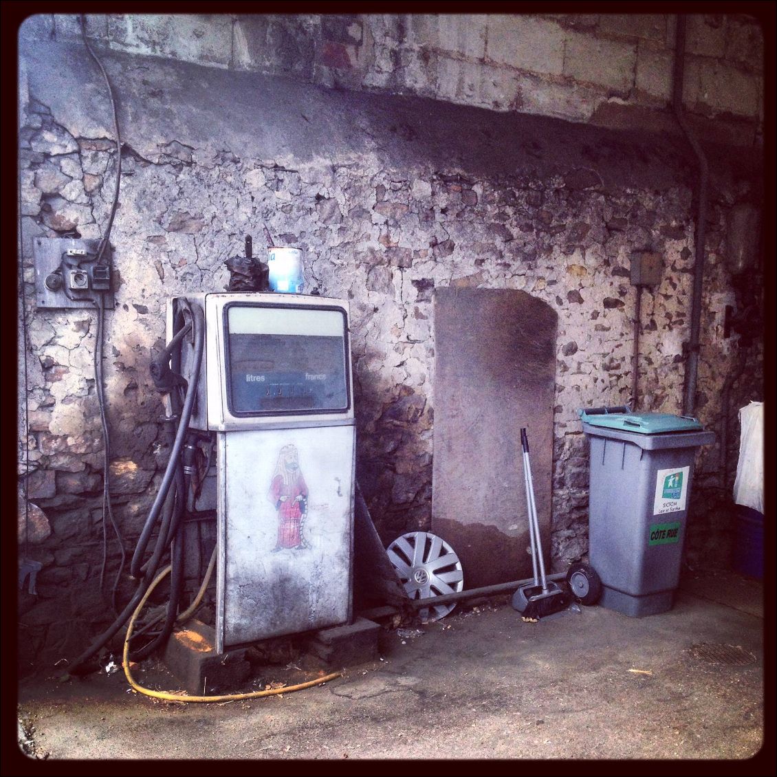 Un garage dans son jus. (instagram : lemans2014,...,lemans2016)
