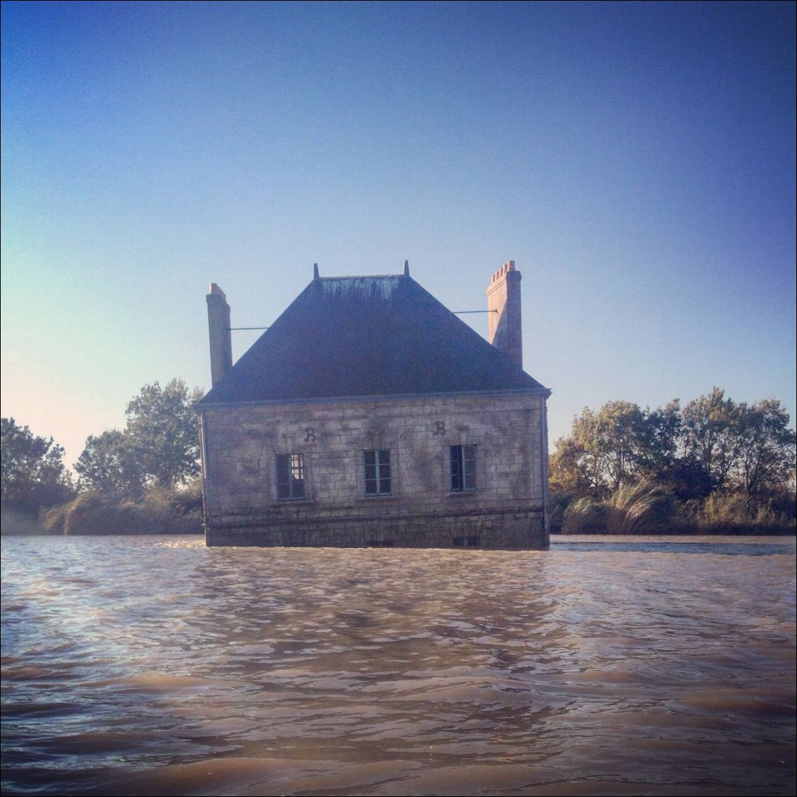 « La maison dans la Loire » de Jean-luc Courcoult (fondateur de la compagnie Royal de Luxe créée en 1979). Observable depuis la ville de Couëron.