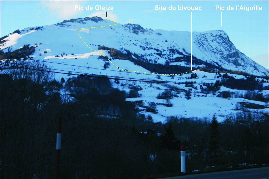 En arrivant au col Bayard, je vois le site du bivouac à 1565 m d'altitude et l'itinéraire du lendemain pour monter au Pic de Gleize (2161 m).