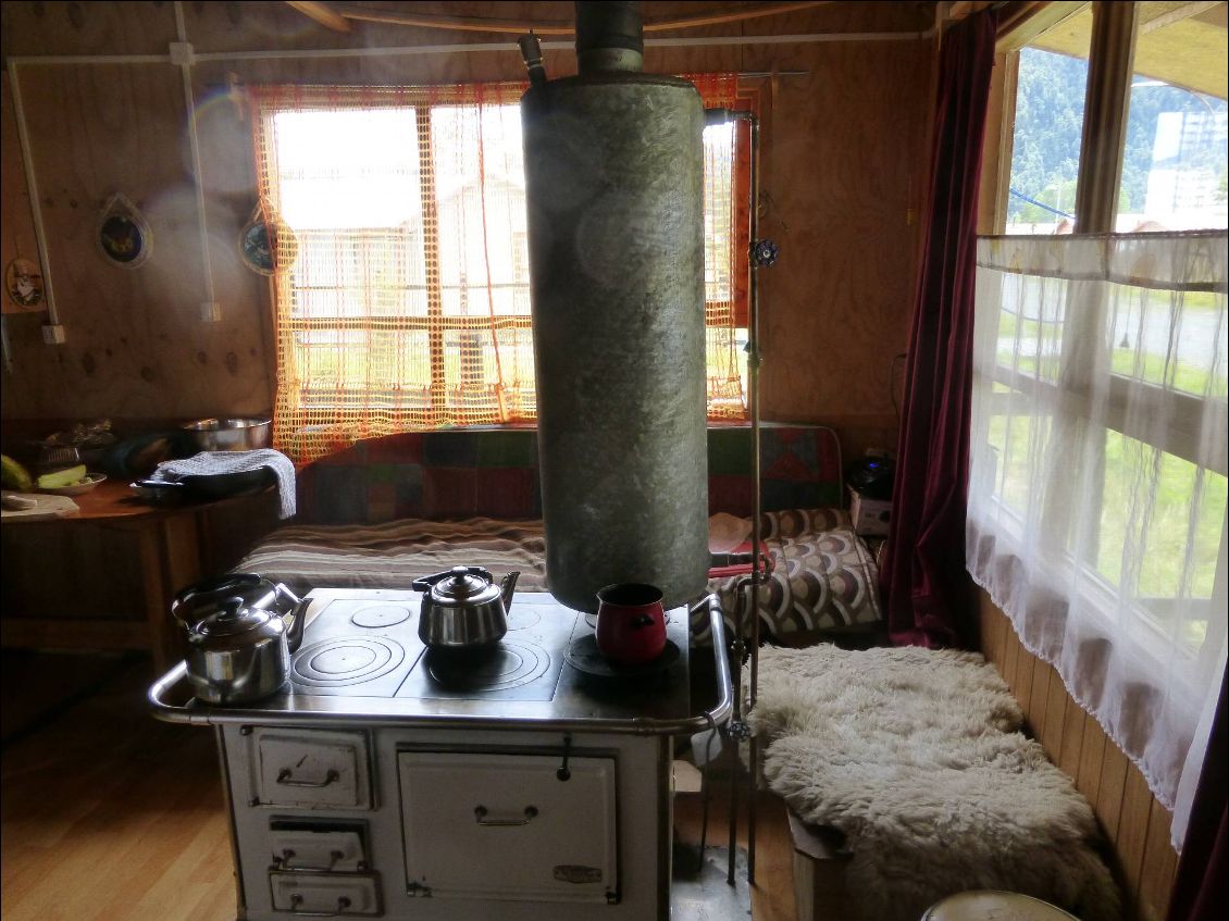 Intérieur patagonien. Toujours la cuisinière à bois avec le chauffe eau le long du conduit de cheminée.