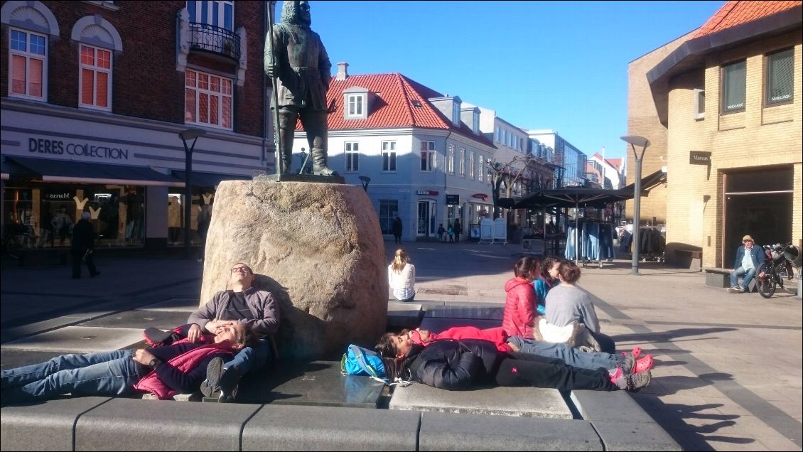 Repos des troupes sous haute surveillance à Frederikshavn (Danemark).