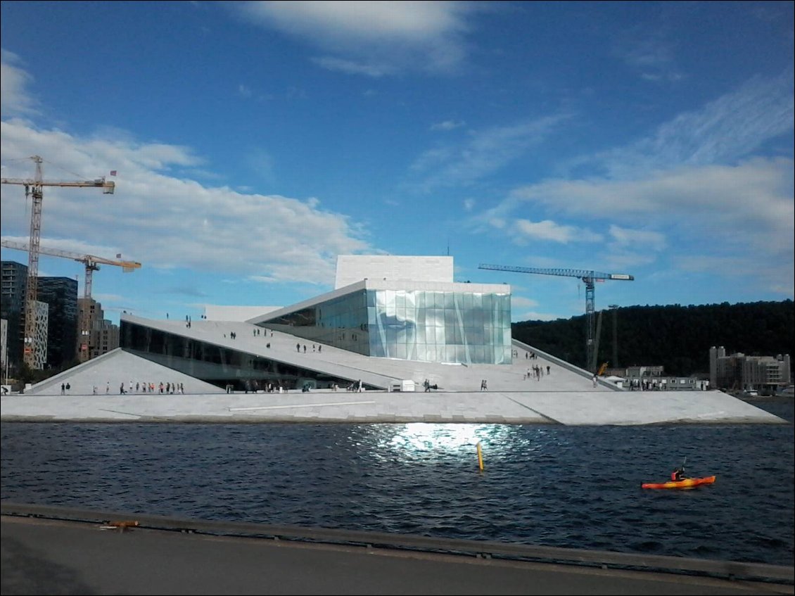 L'opéra et son toit plongeant dans la mer.