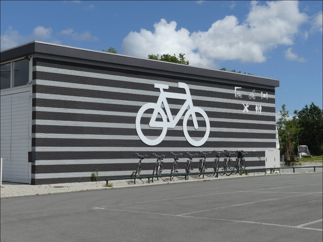 vélo-station près de la gare, à Mittlebourg, pas une immense ville