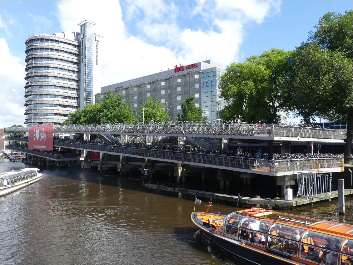 et là, c'est un des parkings vélos de la gare centrale d'Amsterdam. 2200 places rien que pour celui-là