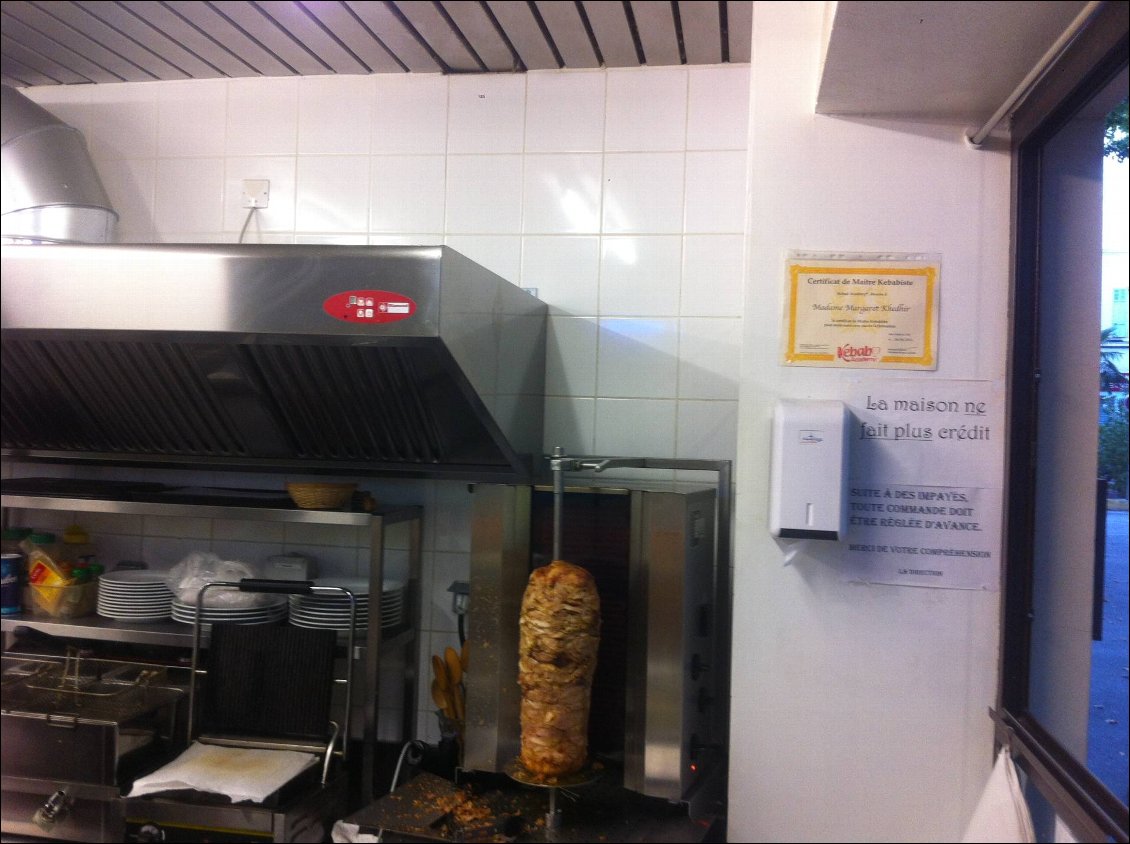 Ce soir on craque pour l'Oasis Kebab à Manosque!! Que des produits régionaux et seule femme "Maitre kebabiste" en France! et ouais..;