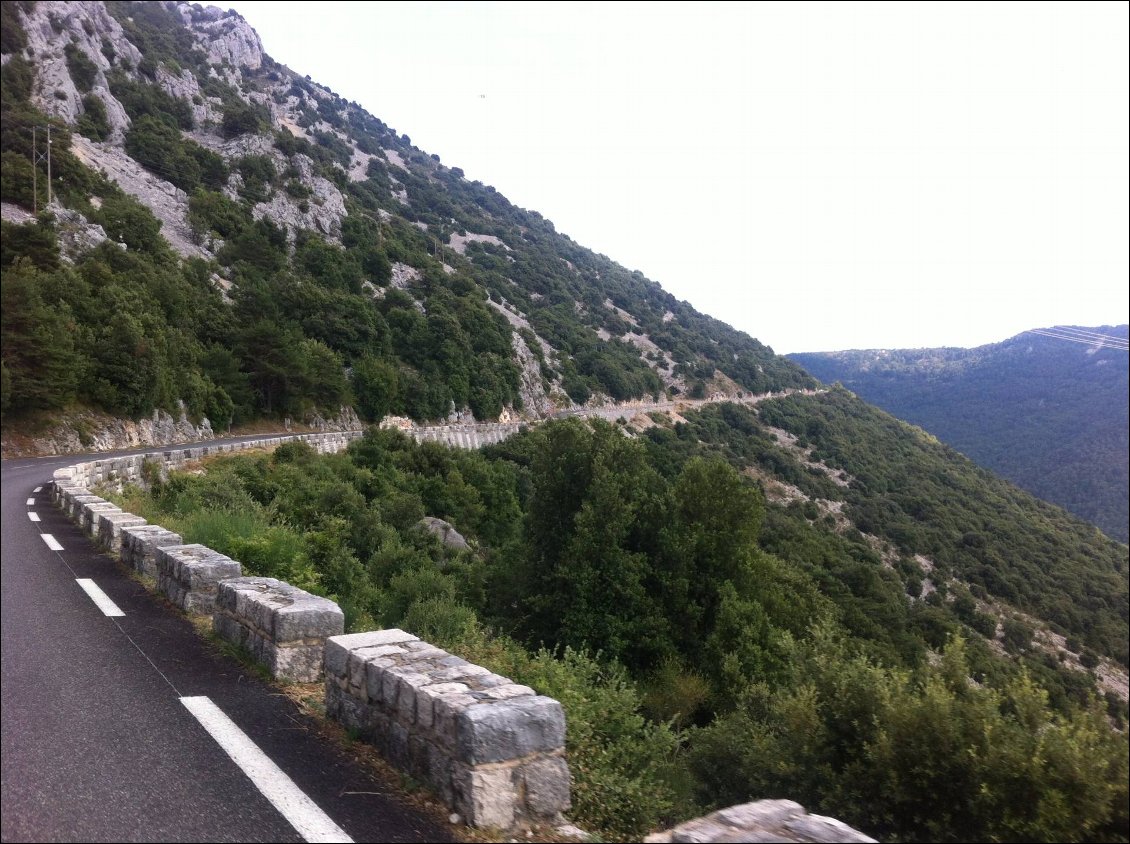 Descente de castellane vers Grasse, on entre dans les pré-Alpes, c'est vraiment top