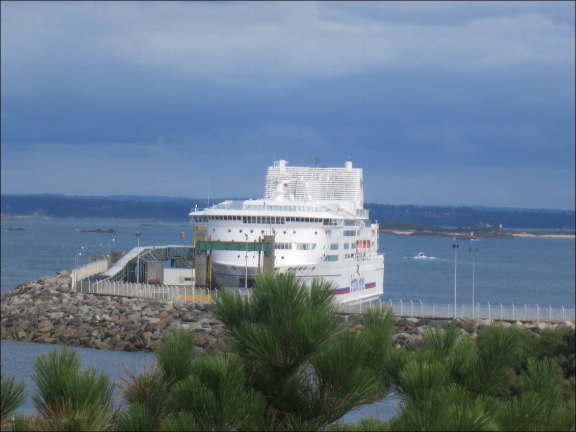 Le Pont-Avent, bateau de 8 étages de la compagnie Brittany Ferries