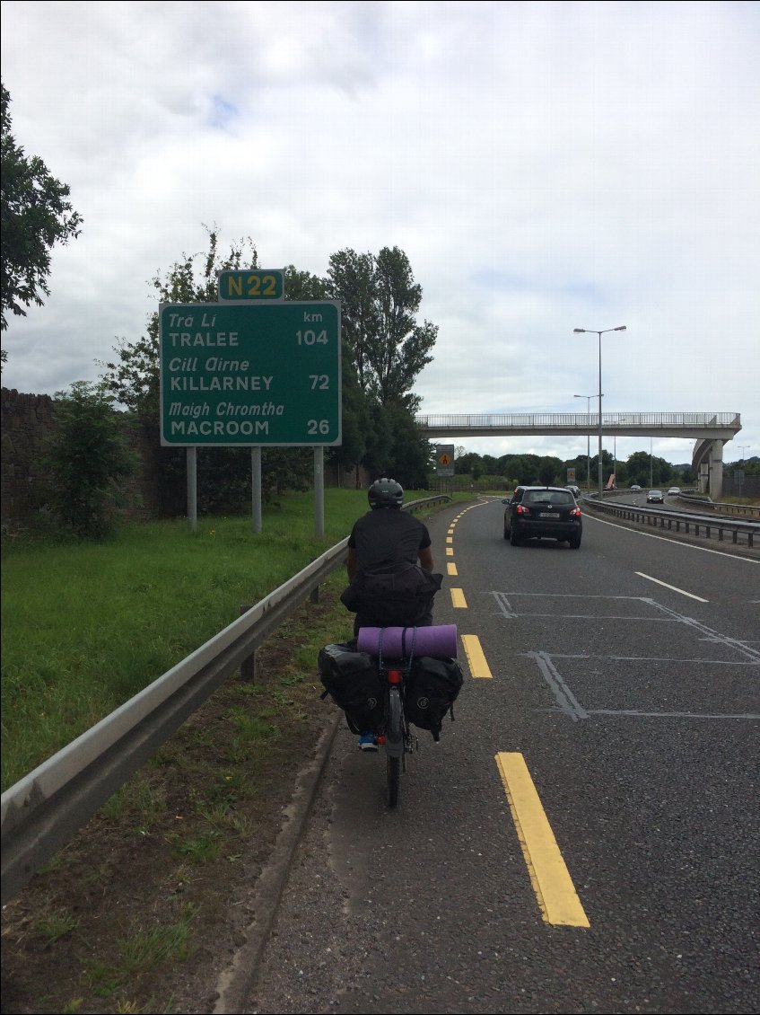 Et oui! En Irlande le vélo peut aller partout!! Même sur une deux fois deux voies!! Les voitures nous double au moins à 110 km/h et nous devons croiser les voies d'insertions! Nous ne sommes pas franchement rassurés! Direction Macroom pour manger le midi!