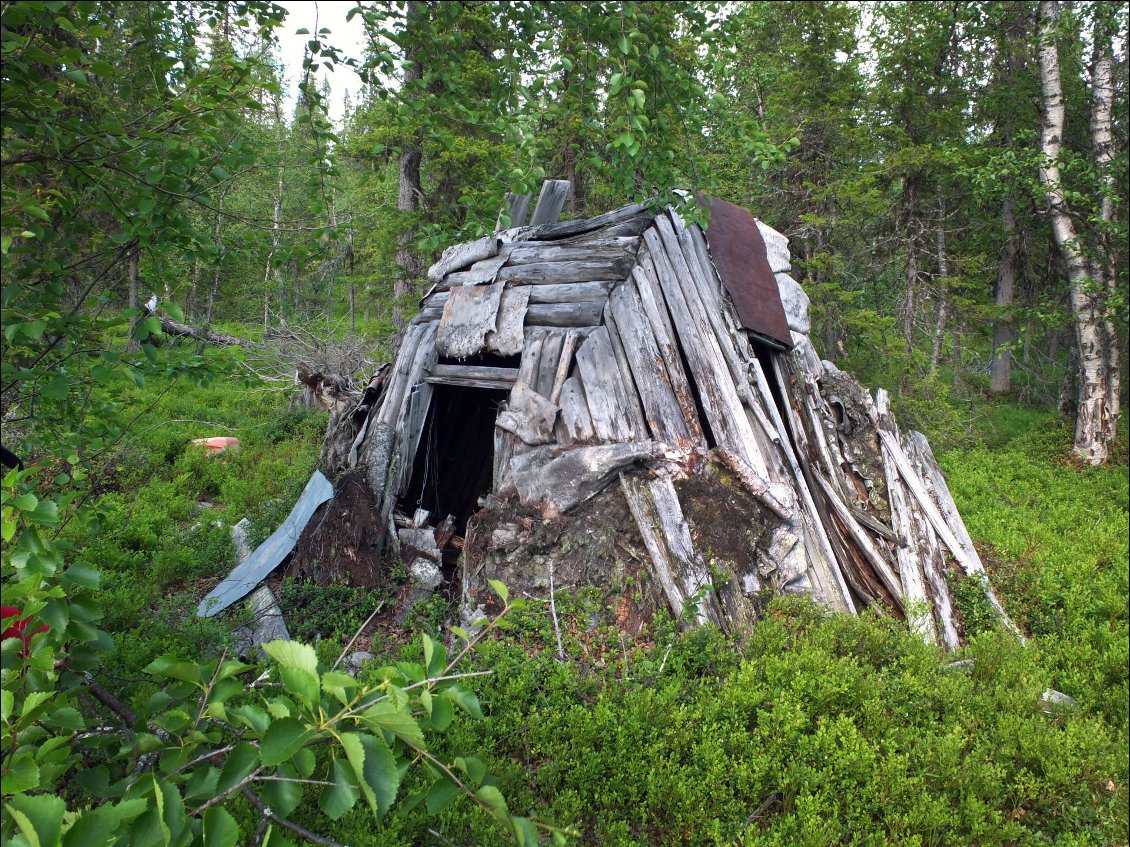 igloo d'été ! Ou plutot un abri de chasse utilisé durant l'hiver. Made in Sami