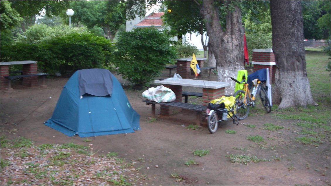 Un autre soi-disant camping Argentin au milieu de la Pampa, mais gratuit! Ils ont même ouvert spécialement pour moi, en semaine il n'y a personne, sympas....