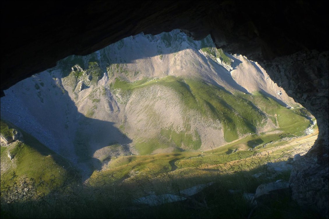 Petite balade à pied matinale, on voit le bivouac depuis une petite grotte voisine (dont le Dévoluy regorge !)