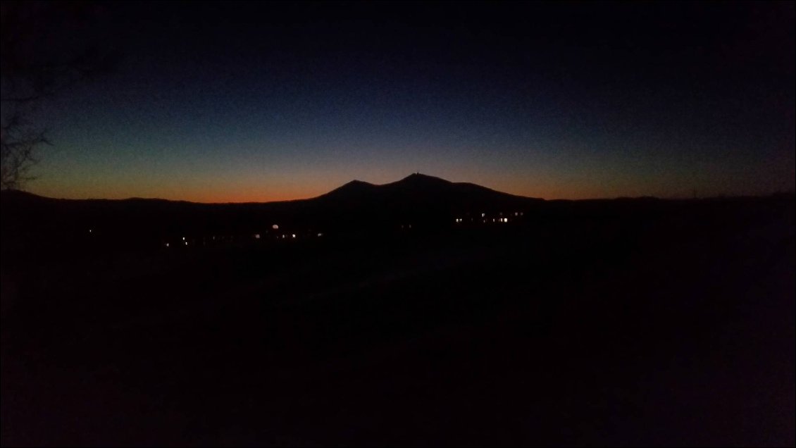 Les montagnes de Høvringen. La nuit est noire à 18h.
