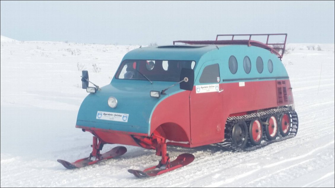 L'autochenille pour monter les clients à l'entrée du parc naturel. Marque Bombardier, modèle 1937. On l'avait pas vue dans Tintin?