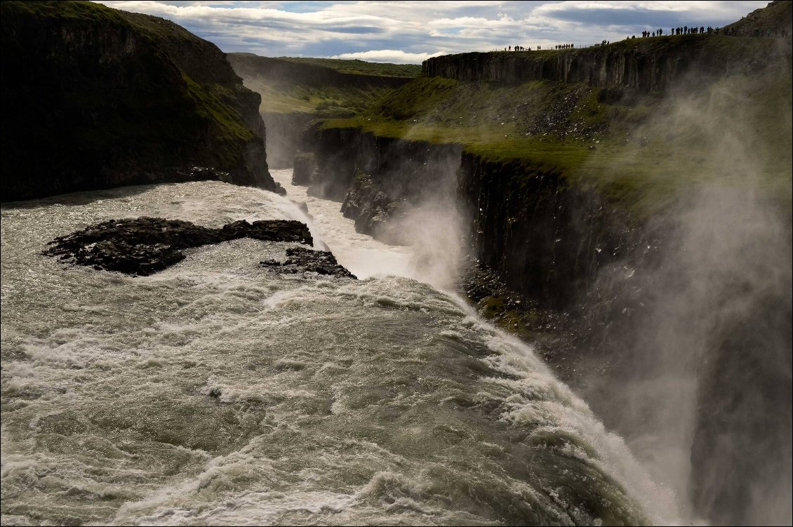 Cascade de Gullfoss. De nombreuses rivières aux eaux tumultueuses en Islande de magnifiques cascades que nombre de personnes viennent admirer !
Raphaëlle Lafeuille
