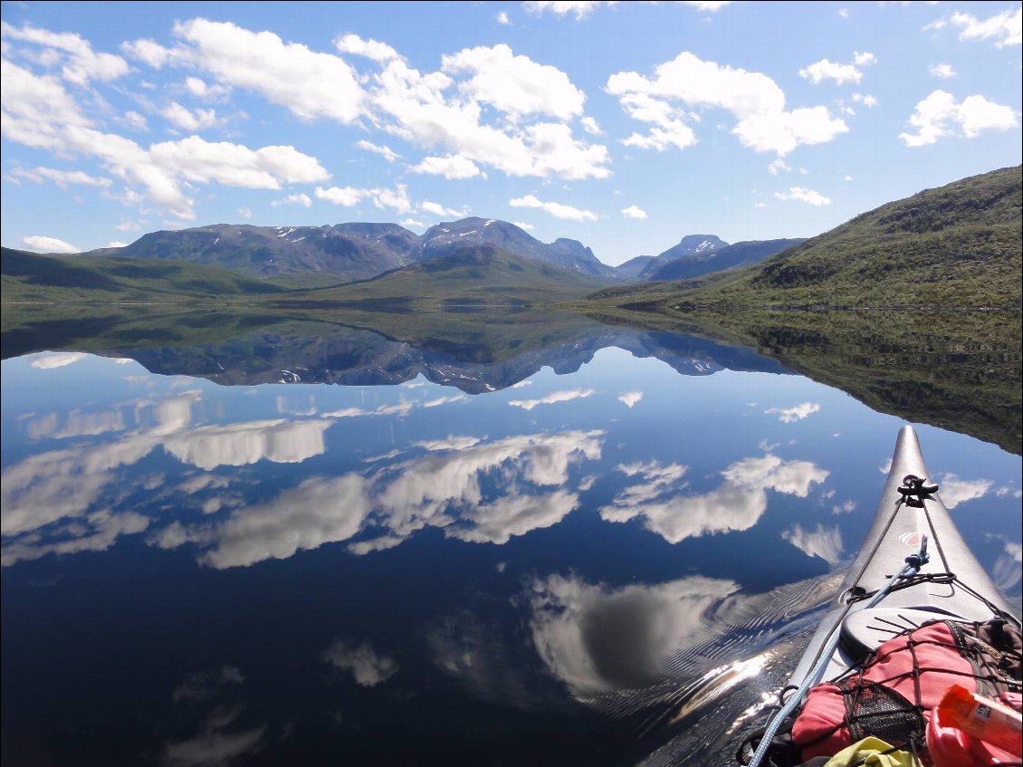 Le miroir du lac Skogsfjordvatnet, quelques heures suspendues dans le ciel (idem pour le bandeau de droite).