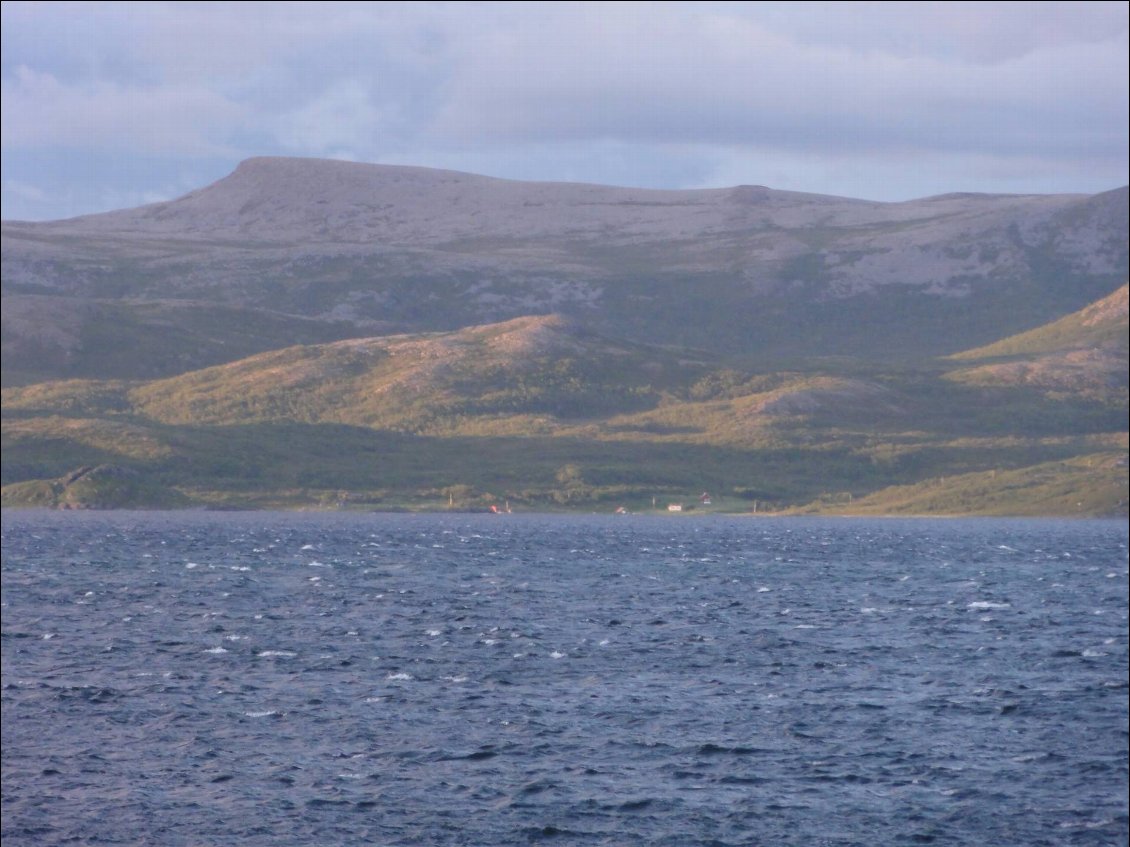 Un vent tempétueux nous cloue au bivouac sur l'ile de Rigvassøya.