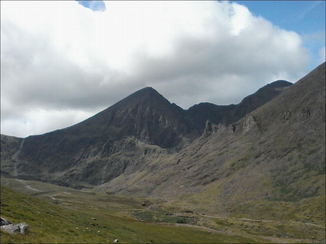 Carrauntuohil ou Corràn Tuathail 1038 m dans la chaîne de montagnes de Macgillicuddy's Reeks.