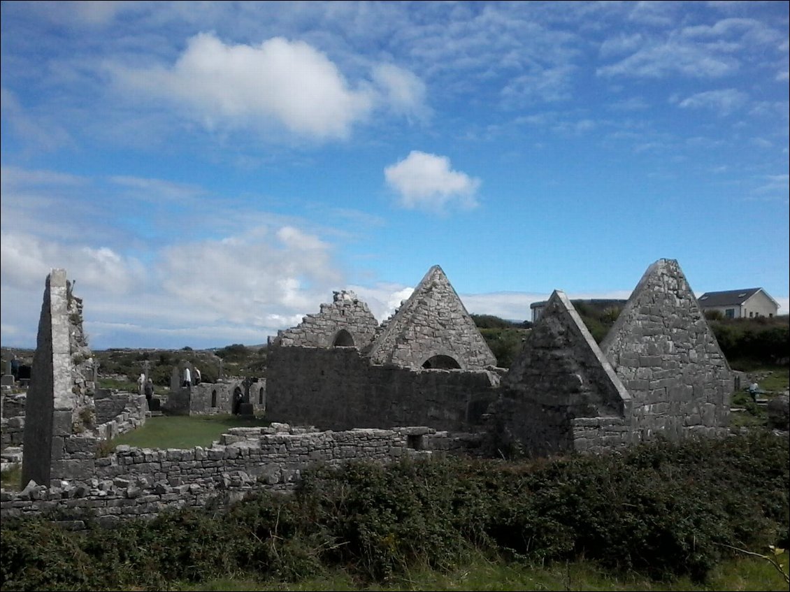 Le monastère de killeany datant du Vème siècle est composé de 7 églises. Il a été construit par St Enda dans le but de former des moines qui allaient ensuite convertir les populations d'Europe.