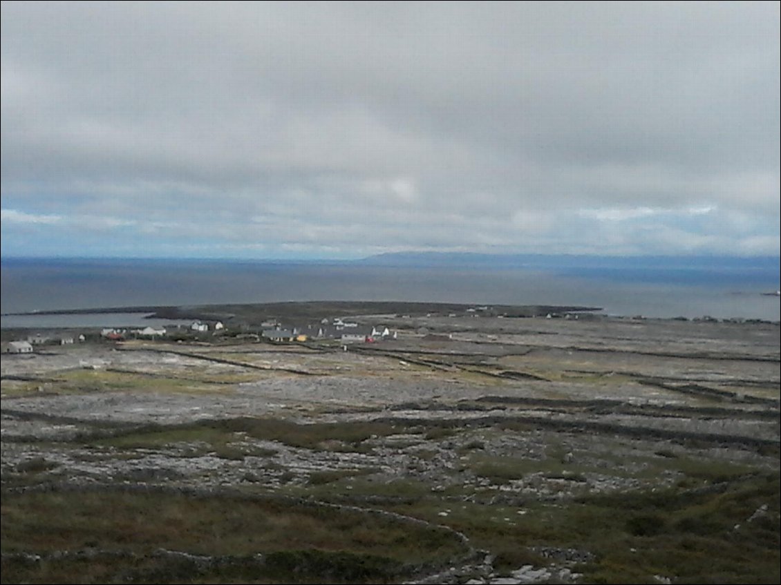 Au loin, les Burren et l'entrée de la baie de Galway.