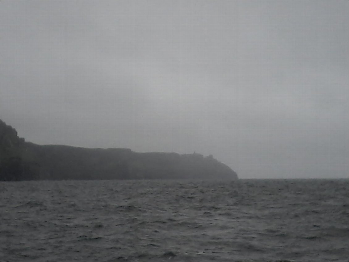 Après 2 nuits sur Inishmore, je reprends le bateau pour Doolin. Le vent est repassé au Sud Ouest et la houle nous frappe trois quart arrière. Il va y avoir des malades sur la traversée. On passe au pied des cliffs of Moher. Autre ciel, autre ambiance.