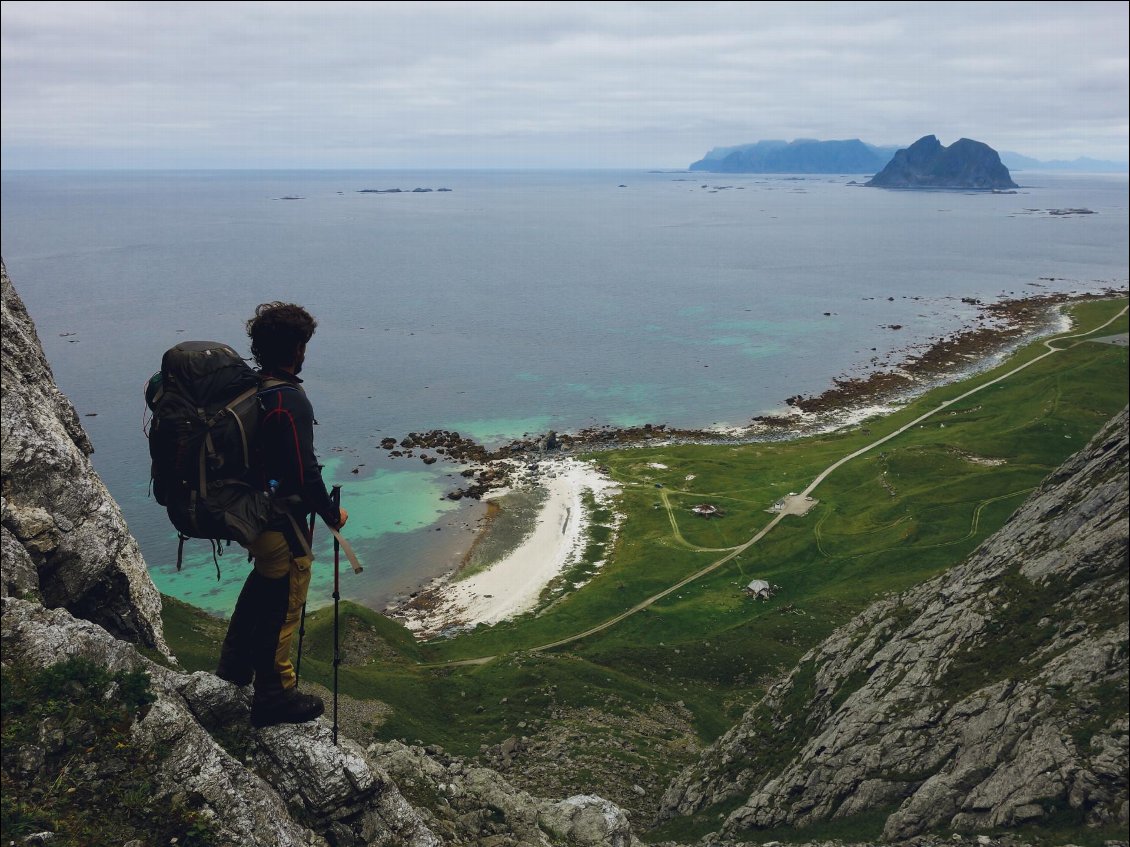 Vue sur Heimretussen depuis le petit col au-dessus (Værøya), lors d'un trek aux Lofoten.
Photo : Hélène Degousée et Guillaume Pouyau
Voir son site Web summitcairn, ainsi que le  carnet sur Mytrip.