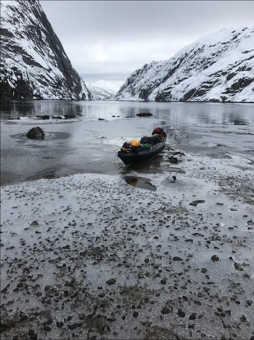 Kayak printanier dans les Lofoten.
Photo : Jean-Marc Marion