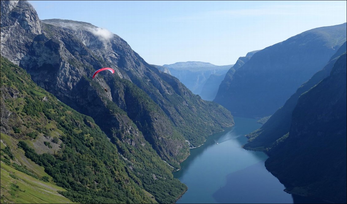 Derrière les nuages, le fjord