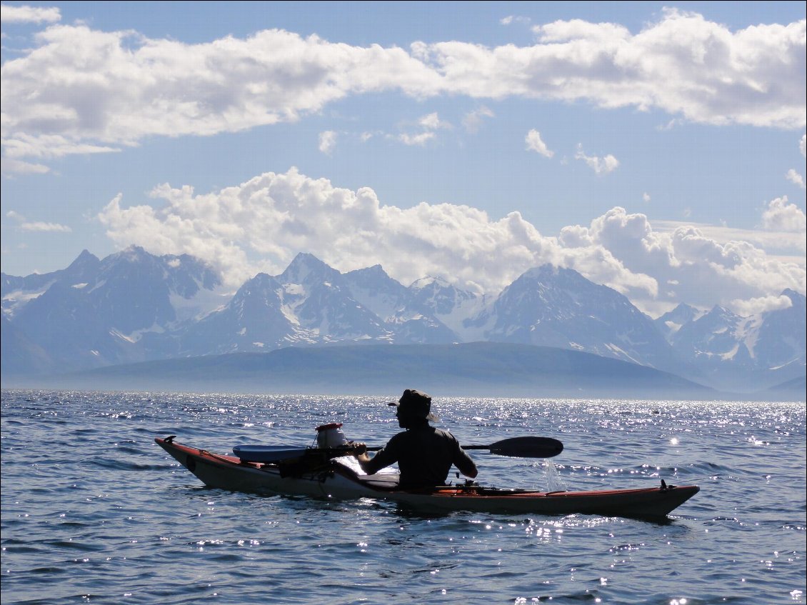 Itinérance en kayak de mer entre Tromsø et les Alpes de Lyngen (que l'on voit sur la photo)
Photo : Carnets d'Aventures