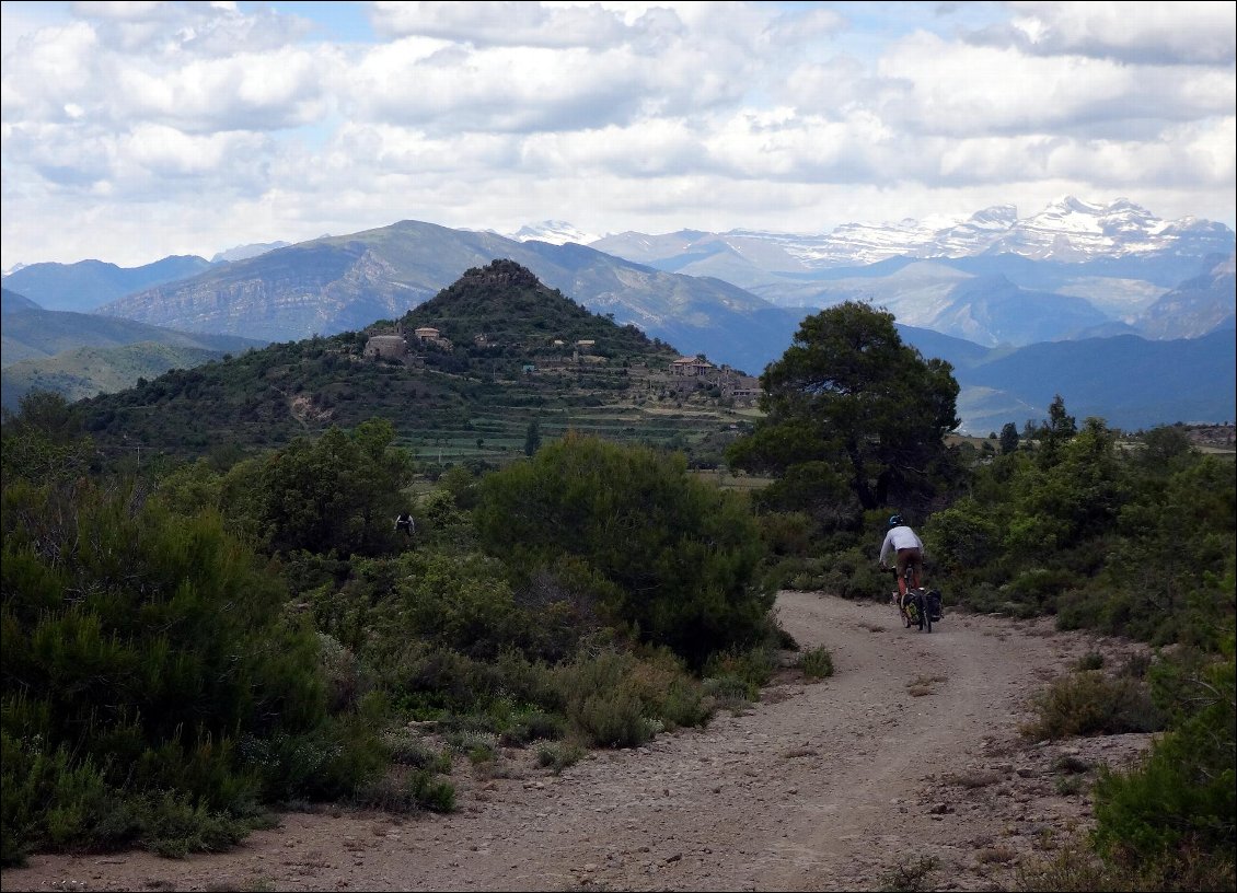 Passage devant Santa Maria de Buil, et au loin, le massif du Monte Perdido