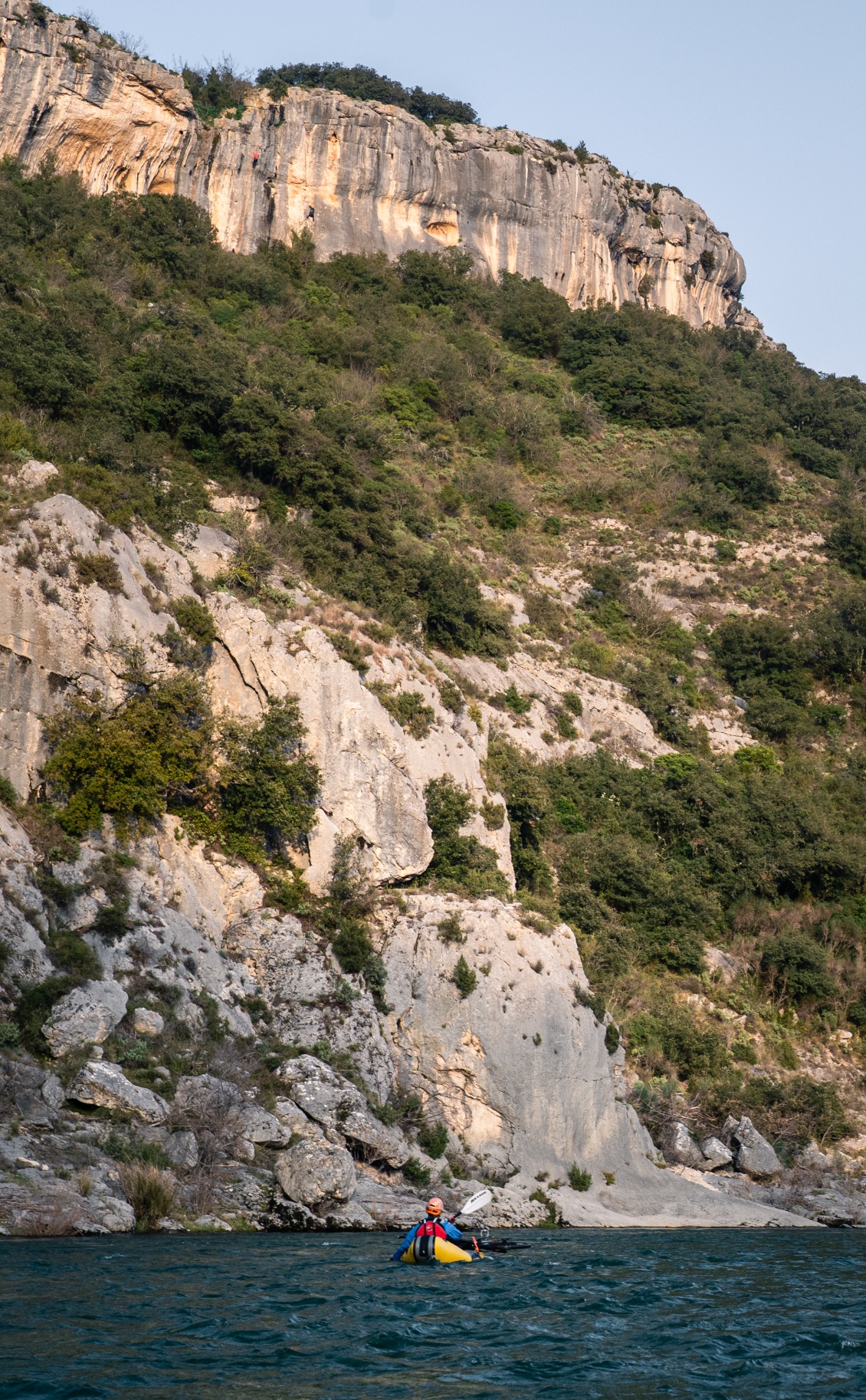 Nous voilà sur le méandre que l'on dominait depuis le point de vue. En scrutant bien, on aperçoit des grimpeurs sur la falaise supérieure (site du Moulinas).