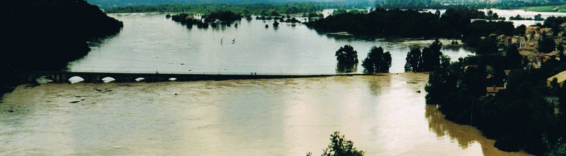 Le même pont, lors de la crue de 2002 (Photo M. Bourrienne)