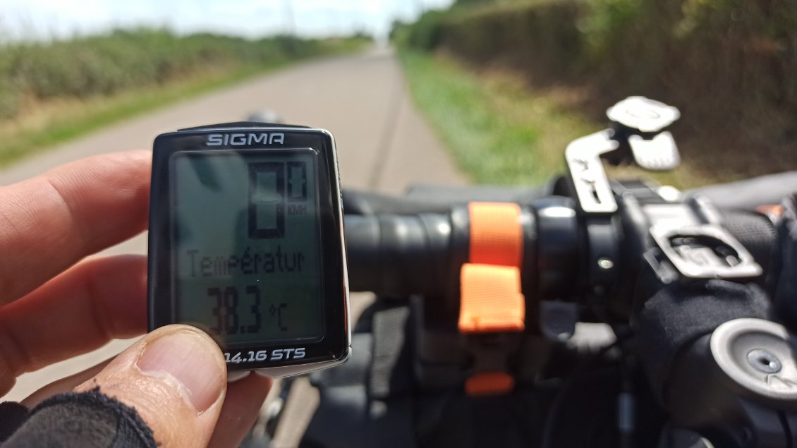 J1. 38 °C malgré que le thermomètre soit rafraîchit par le vent provoqué par ma mobilité (sorte de clim du cycliste ...). Ça chauffe !