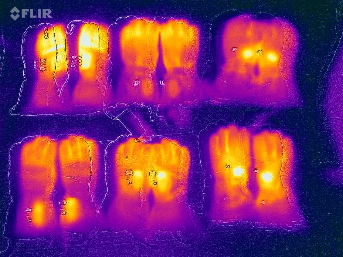 De gauche à droite et de haut en bas : Ekoï Heat Concept 3, G-Heat Evo-3, Therm-ic Powergloves 3+1, Racer Heat 4, Racer Connectic 4, Therm-ic Ultra heat boost gloves, tous à leur puissance maximale de chauffe.
On voit que les Powergloves 3+1 sont très bien isolés car ils conservent bien la chaleur fournie à puissance élevée.