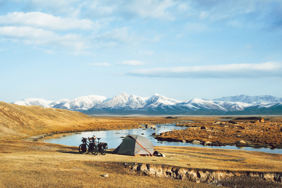#12 Clément Puchalski.
@les_roamers
Bivouac à 3000 m d’altitude sur les rives du lac Son Koul au Kirghizistan, début octobre, sûrement le plus beau spot de tout le voyage (à vélo de la France vers l’Asie en 2023) !